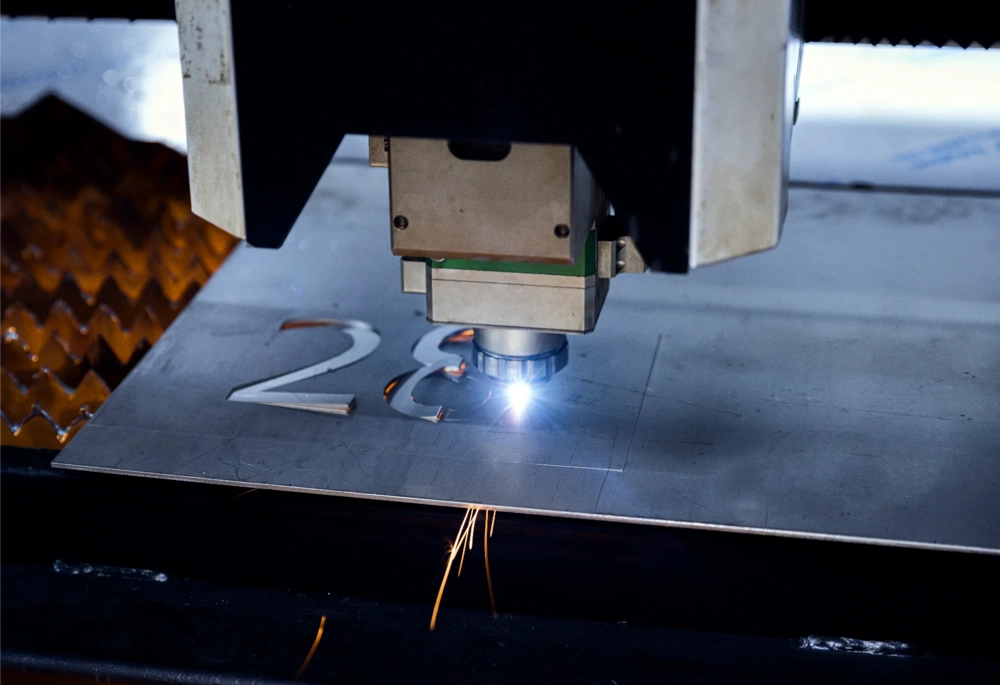 Głowica maszyny CNC tnąca laserowo stalową blachę – cięcie laserem