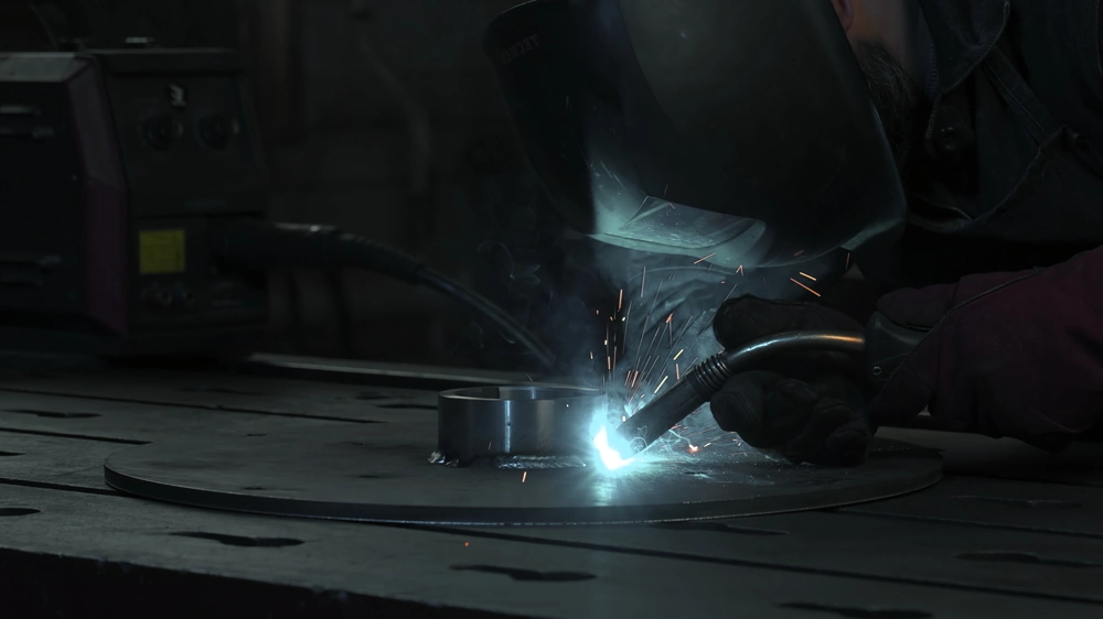 Spawanie metalowej płyty na stole warsztatowym